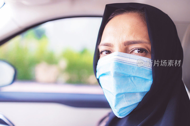 一名阿拉伯妇女戴着口罩驾驶的肖像- COVID-19系列
